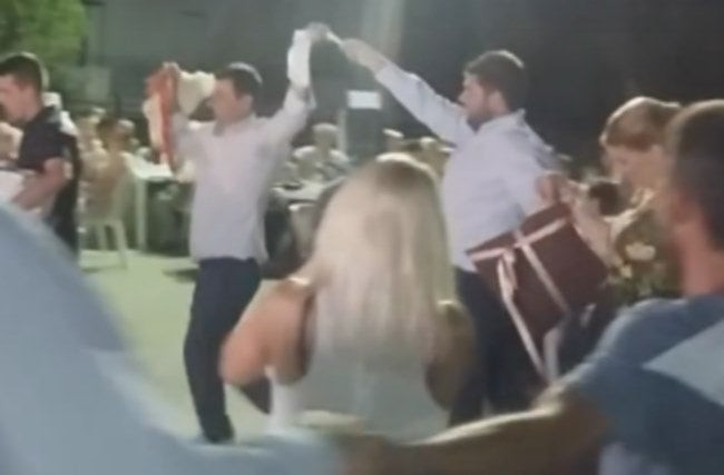 Τρίκαλα: Κρατούσαν ζωντανό κόκορα ανάποδα ενώ χόρευαν! (βίντεο)